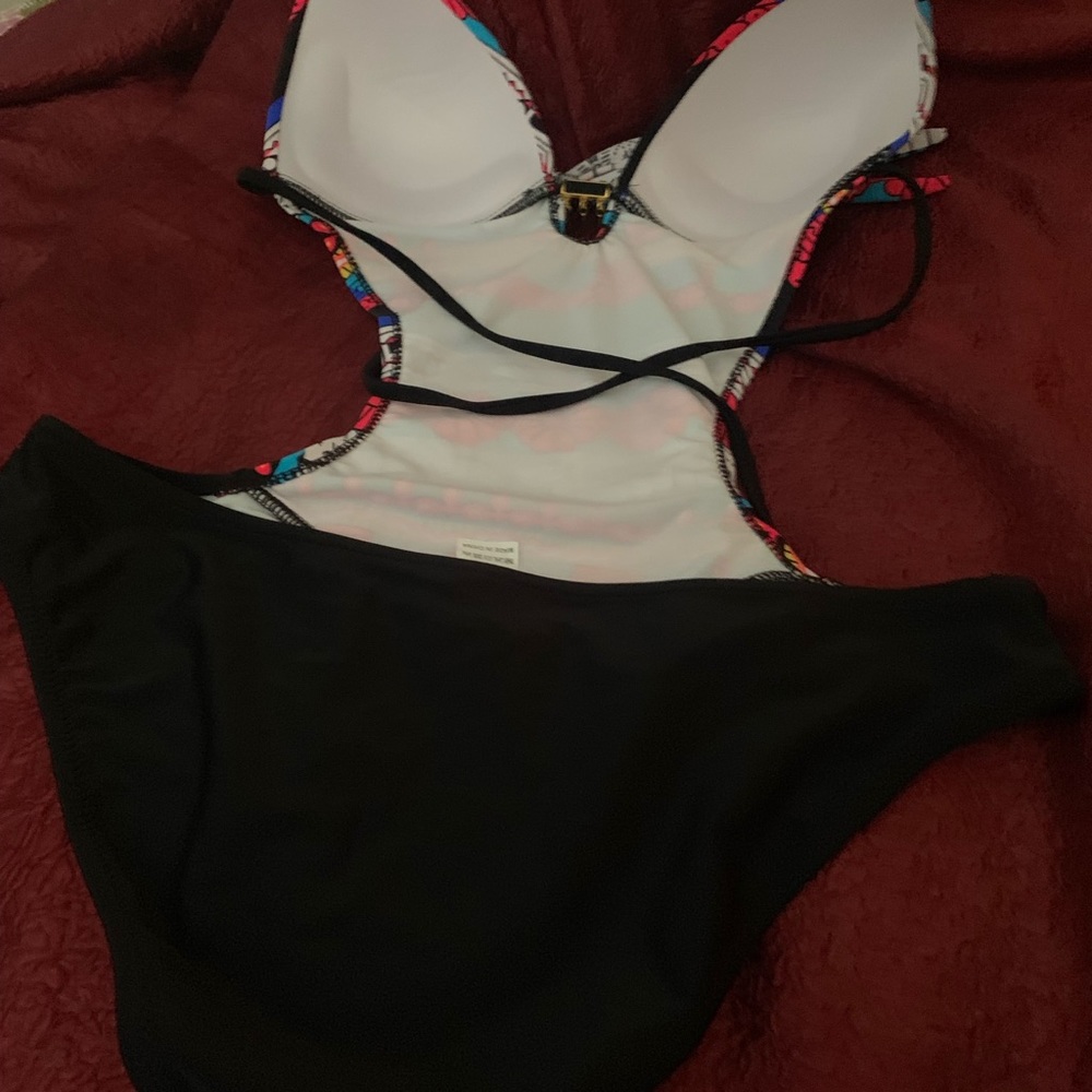 One piece - Picture 2 of 3